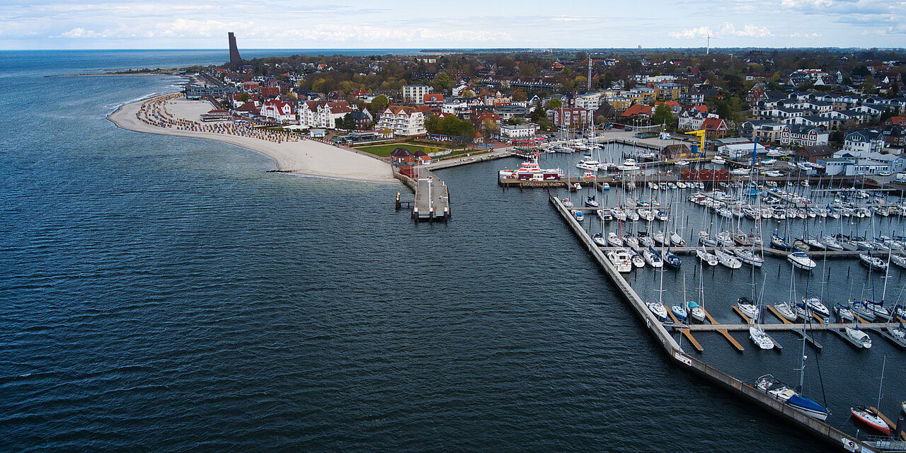 Die Sicht von oben auf Laboe und den Hafen.