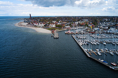 Die Sicht von oben auf Laboe und den Hafen.