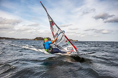 Ein Kitesurfer auf der Ostsee bei Glücksburg.
