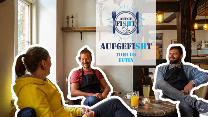 Simone sitzt mit Tim und Felix im Tohuus.