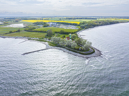 Leuchtturm von oben an der Küste der Ostsee