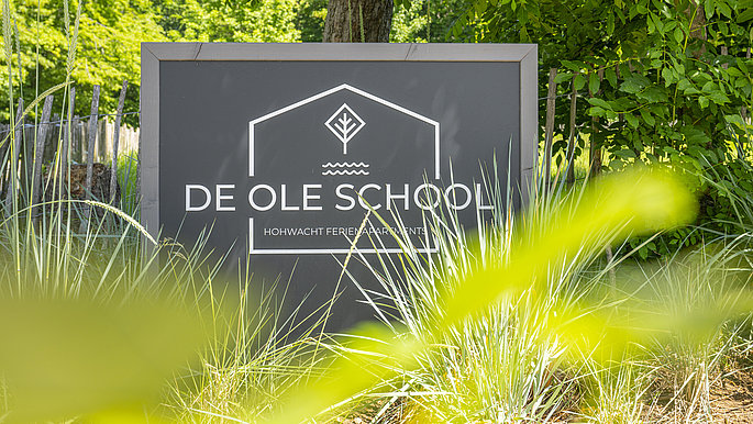 Zu sehen ist das Schild welches zu den Ferienwohnung De Ole School gehört.