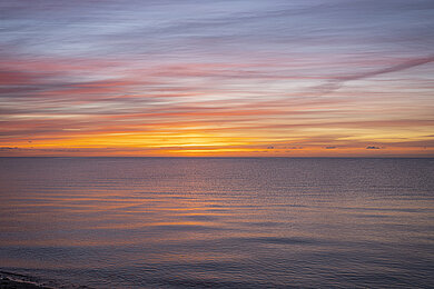 Sonnenaufgang über dem Meer an der Ostsee Schleswig-Holstein