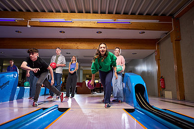 Jugendliche spielen Bowling auf der Bowlinganlage Heimspiel in Weissenhäuser Strand an der Ostsee in Schleswig-Holstein
