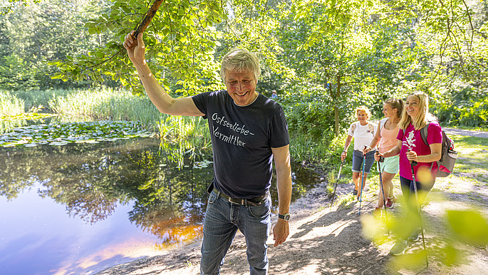 Geführte Wanderung zwischen Dahme und Kellenhusen an einem sonnigen Sommertag.