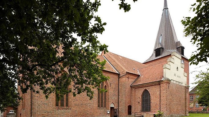 Zu sehen ist die Seitenansicht der Kirche St. Michaelis in Lütjenburg.