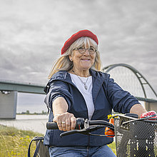 Radfahrerin vor der Fehmarnsundbrücke auf Fehmarn
