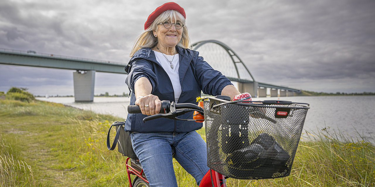 Radfahrerin vor der Fehmarnsundbrücke auf Fehmarn