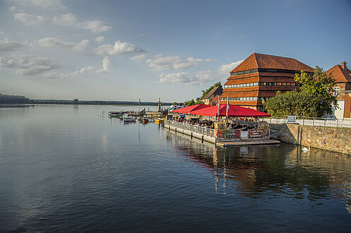 Der Hafen einer kleinen Stadt vom Wasser aus gesehen. 