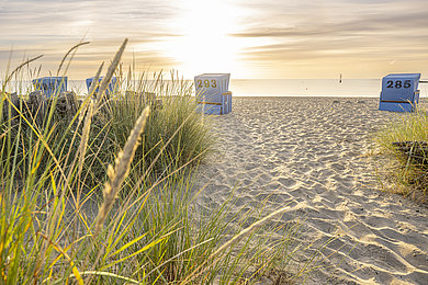 Sonnenuntergang am Strand mit Strandkörben an der Ostsee