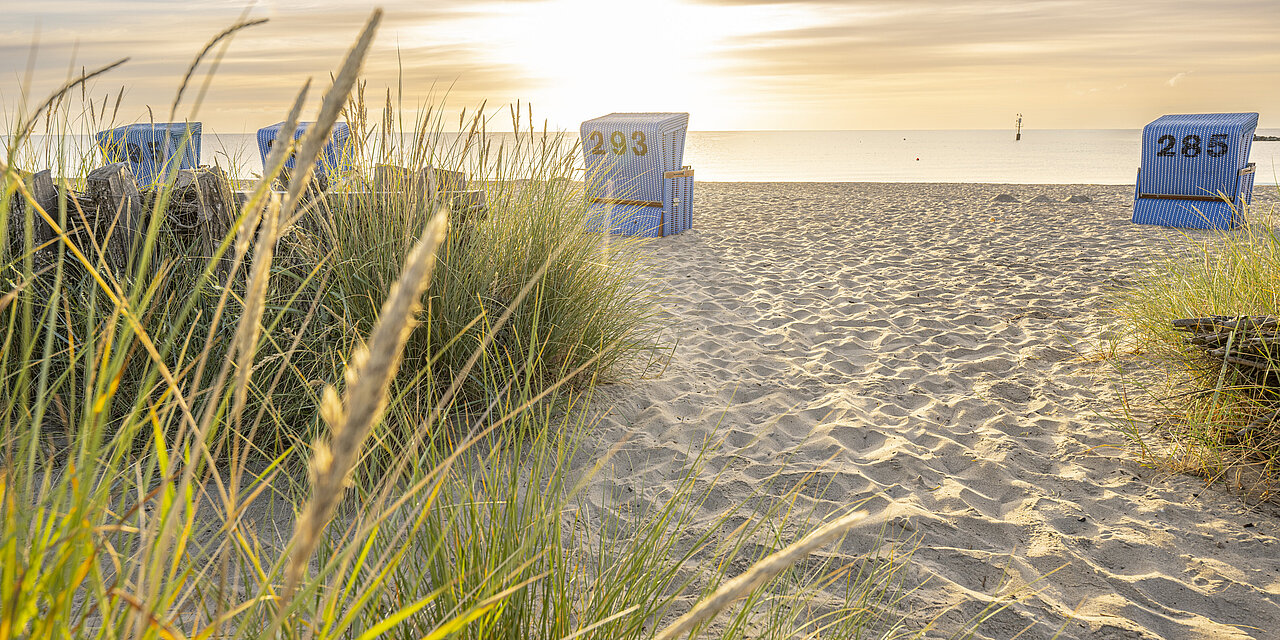 Sonnenuntergang am Strand mit Strandkörben an der Ostsee