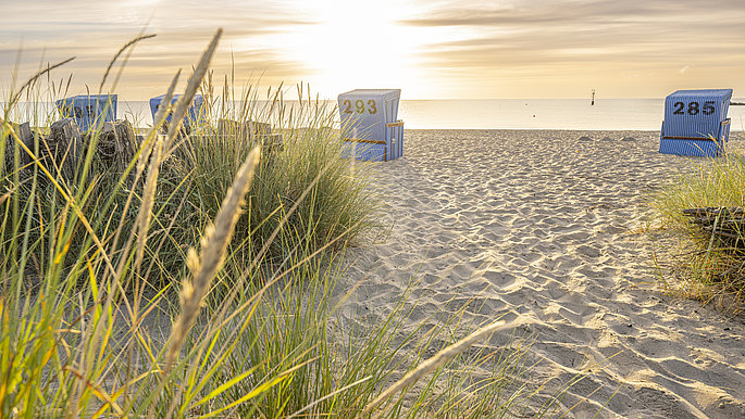 Sonnenuntergang am Strand mit Strandkörben an der Ostsee