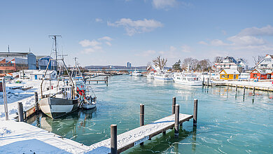 Ein Hafen an der Ostsee in Niendorf mit Booten