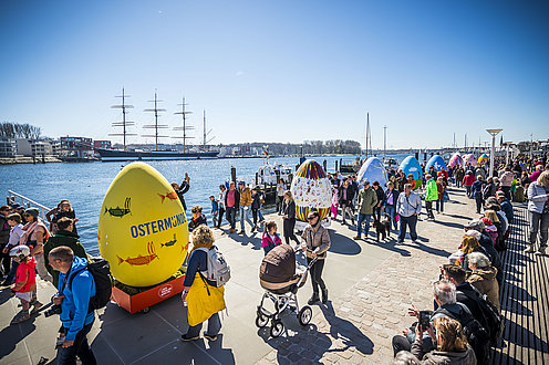 Das Bild ein buntes Osterfest mit Meer im Hintergrund. 