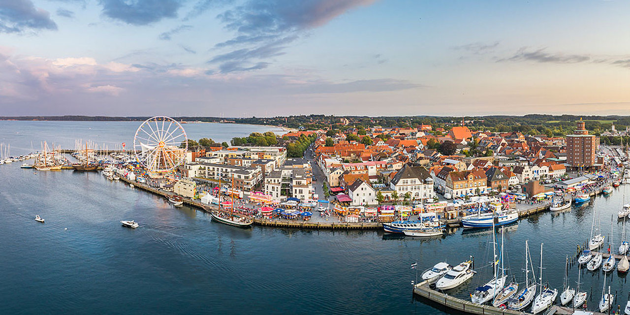 Panoramabild von Eckernförde als Luftbildaufnahme. 