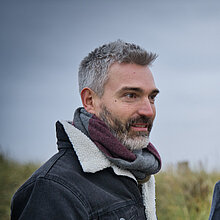 Ein roter Bulli mit Strandblick in Pelzerhaken. Bertram Ulrich und Till Krohn sind die eine Hälfte von ‚Jeden Tag Silvester‘ – einer Deutsch-Pop-Band aus Schleswig-Holstein.