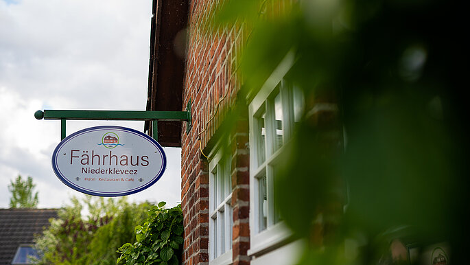 Schild, Faehrhaus-Niederkleveez, Bösdorf