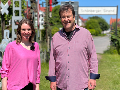 Eine Frau und ein Mann in Schönberg an der Ostsee, im Hintergrund eine grüne Wiese und