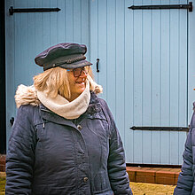Vor der Alten Fischräucherei steht Simone mit Katharina Mahrt.