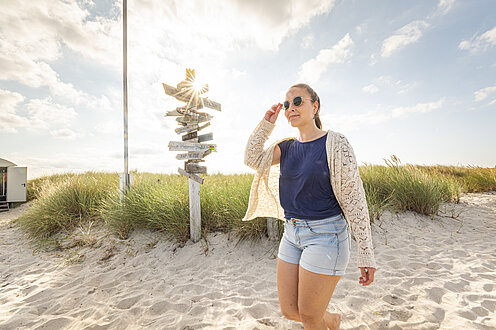 Frau läuft über den Strand.