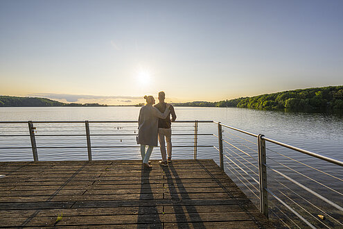 Uferpromenade, Paar, See, Sonnenuntergang
