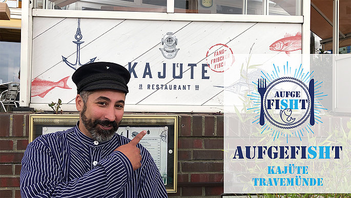 Ali steht vor er Kajüte in Travemünde.