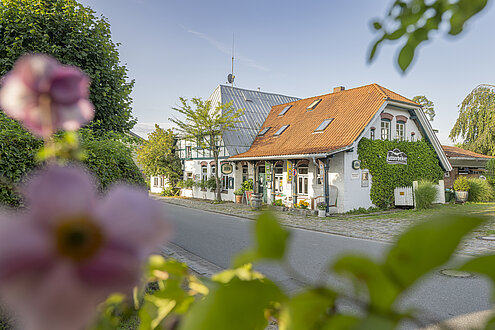 Ein altes weißes Haus mit rotem Dach