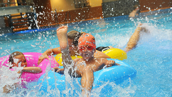 Kinder im Schwimmreifen im Schwimmbecken.