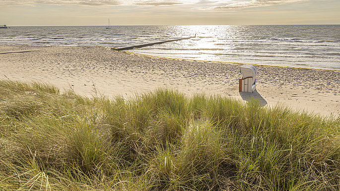 Am Strand von Kellenhusen. Blick auf das Meer. Es ist Abendlicht.