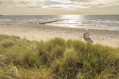 Am Strand von Kellenhusen. Blick auf das Meer. Es ist Abendlicht.