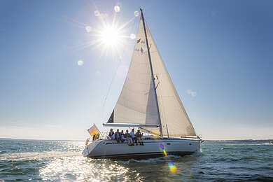 Ein Segelboot im Gegenlicht auf der Ostsee.