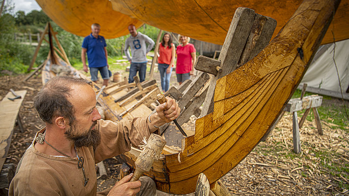 Ein Bootsbauer baut ein Holzboot mit der Hand, so wie es früher gemacht wurde