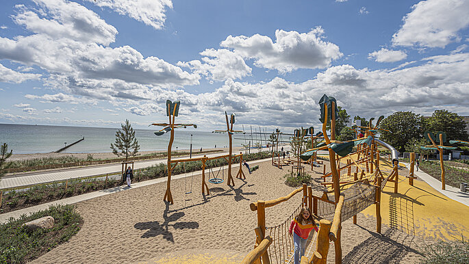 Strand und Promenade mit Blick auf das Meer.