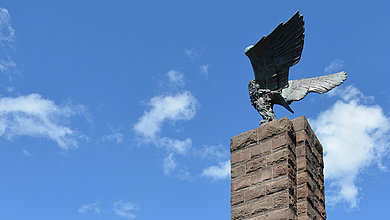ein Ehrenmal mit kleinem Turm. 