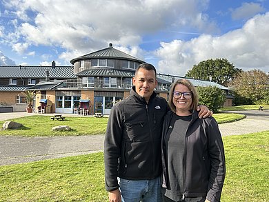 Tina und Patrick Schmid stehen vor ihrer Jugendherberge in Dahme. 
