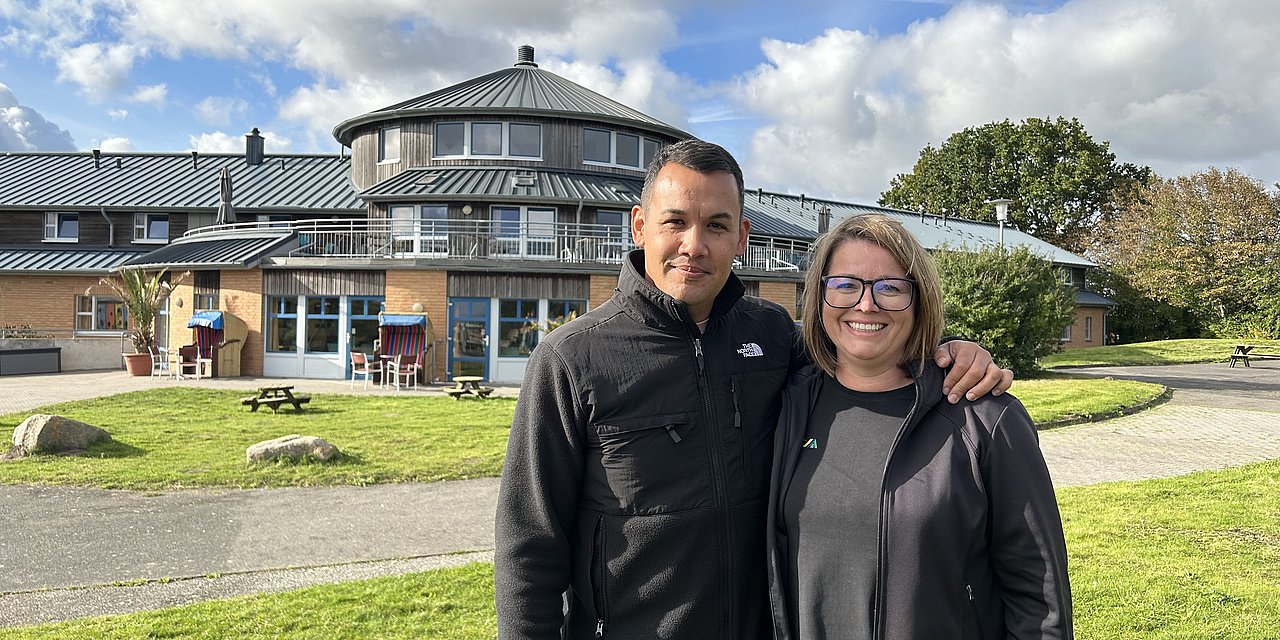 Tina und Patrick Schmid stehen vor ihrer Jugendherberge in Dahme. 
