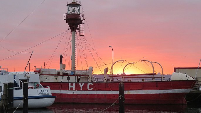 ein rotes Schiff im Hafen im Sonnenuntergang