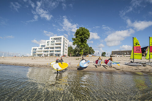SUPer an der Ostsee gehen ins Meer.