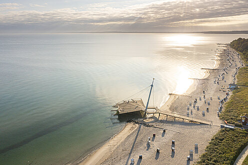Luftbildaufnahme der Seebrücke "Flunder" in Hohwacht, der Landschaft und der Ostsee.