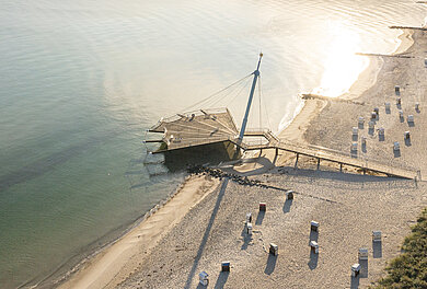 Luftbildaufnahme der Seebrücke "Flunder" in Hohwacht, der Landschaft und der Ostsee.