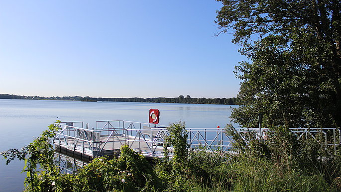 Zu sehen ist der Badezugang an der Badestelle Klein Wittensee