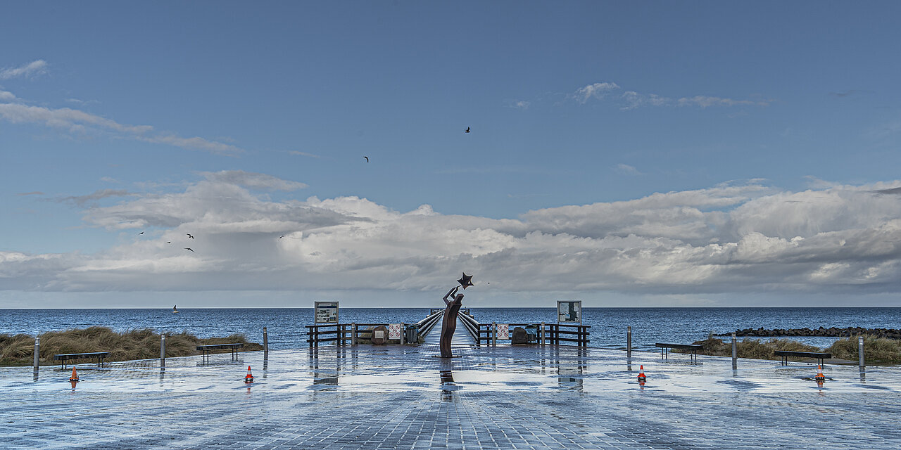 Seebrücke Schönberg bei regnerischem Wetter an der Ostsee Schleswig-Holstein
