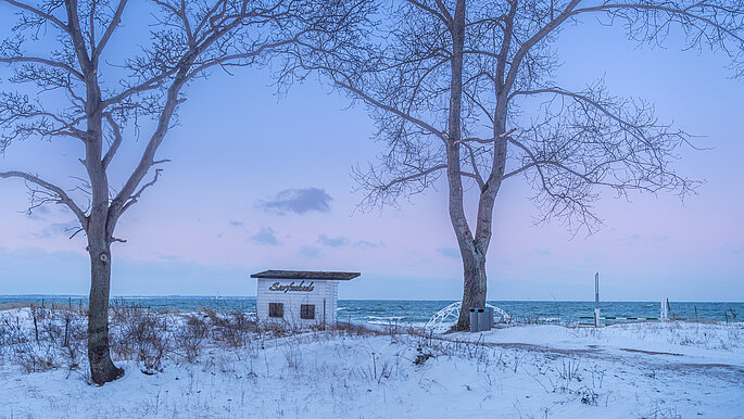 Blick auf das Meer im Winter. 