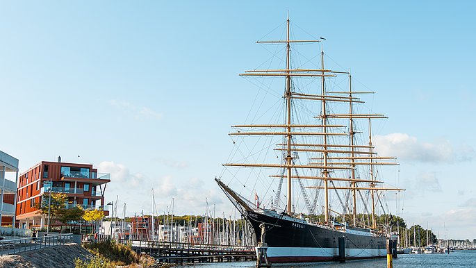 Das große Segelschiff Passat liegt in Travemünde. Es ist ein Viermaster.