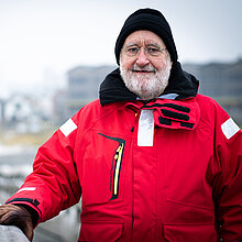 Bernd Opfermann steht an der Seebrücke in Heiligenhafen und blickt hinaus aufs Meer. Genau genommen steht er im Meer, auf „seiner“ Brücke. Er hat sie entwickelt und gebaut. Mit besonderen Formen und Attraktionen sind die Seebrücken an der Ostsee so selbst zur Attraktion geworden – mit Sitzgelegenheiten, Spielplätzen, Badestellen oder Sonnendecks.