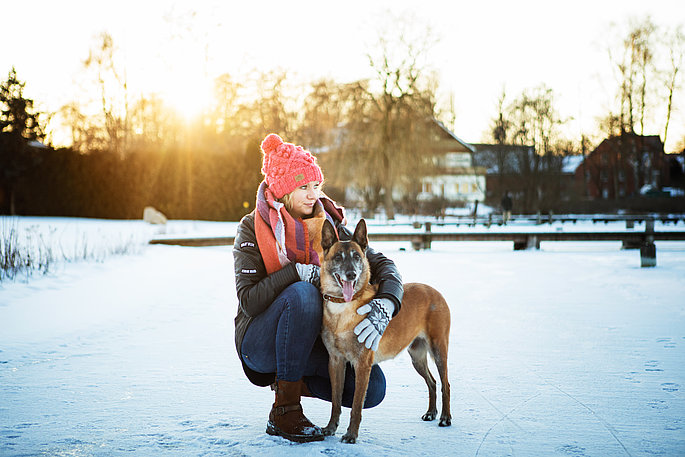 Frau mit Hund im Schnee