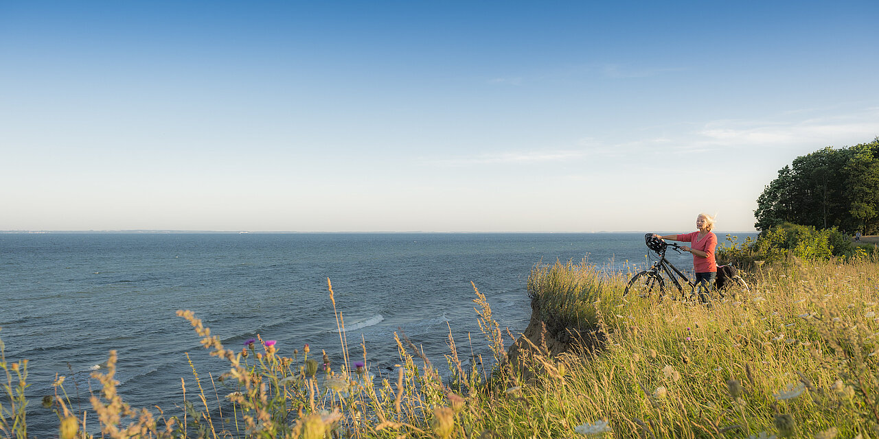 Aussicht auf das Meer vor der Steilküste an der Ostsee.
