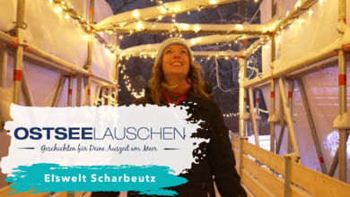 Eine Frau fährt auf der Scharbeutzer Eisbahn Schlittschuh. Es schneit, es dämmert und im Hintergrund sind die Lichterketten an.