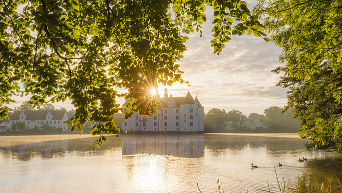 Das Schloss Glücksburg vom Wasser aus gesehen