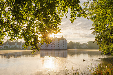 Das Schloss Glücksburg vom Wasser aus gesehen